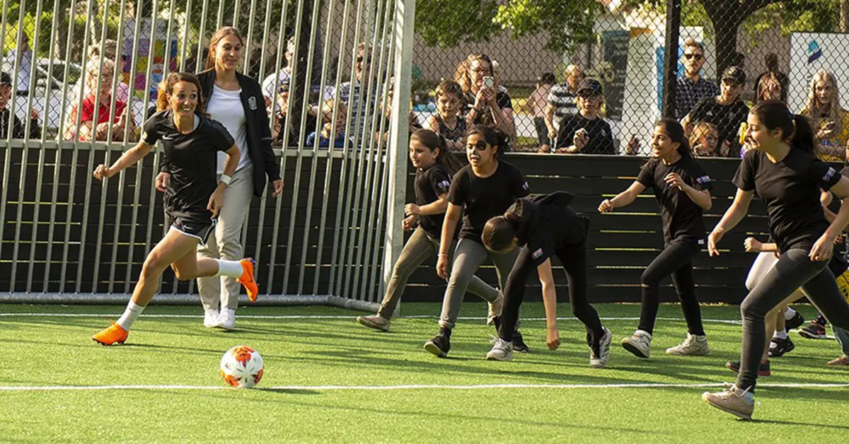 Asllani spelar fotboll med ungdomar
